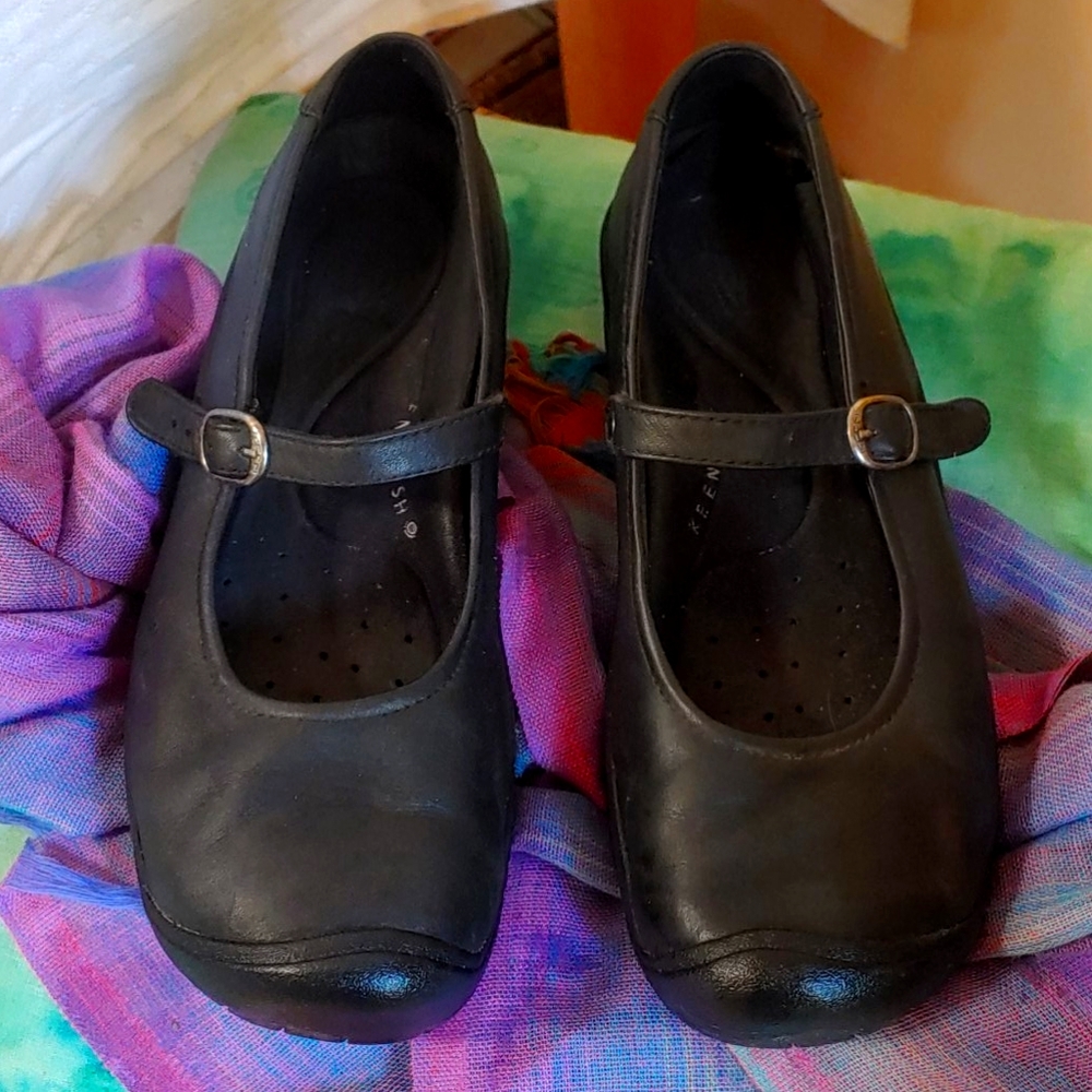 Women's size 9 KEEN black Mary Jane support shoes.